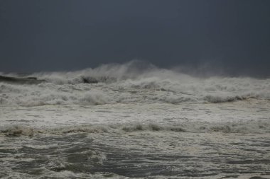 Karanlık, fırtınalı deniz manzarası.