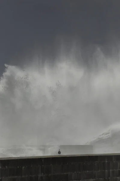 Огромная Волна Над Пирсом Порту Португалия — стоковое фото