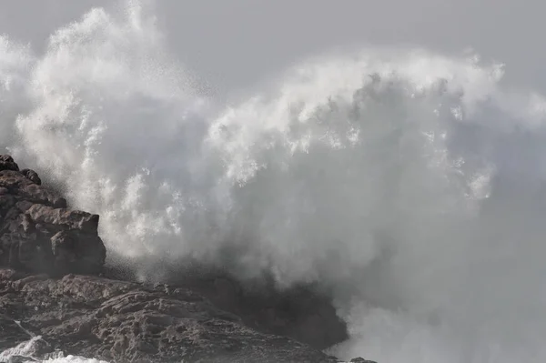 Una Grande Onda Spruzzata Una Giornata Sole Costa Del Portogallo — Foto Stock