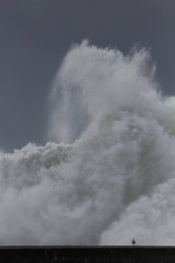 Büyük dalgalar iskele, Porto, Portekiz üzerinde sıçradı..