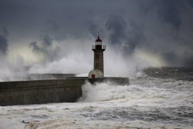 Douro Nehri ağzında fırtına, Oporto. Gelişmiş gökyüzü