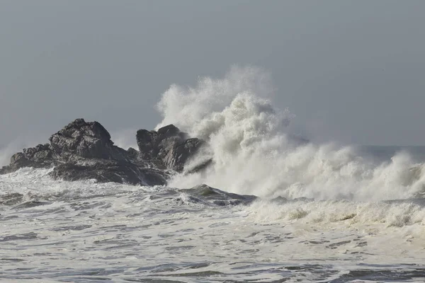 Grande Onda Mar Salpicada Costa Rochosa Norte Portugal — Fotografia de Stock