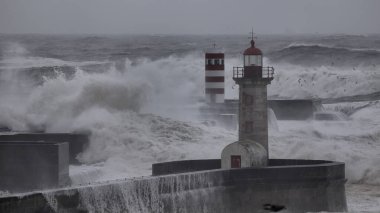 Denizde fırtına. Douro Nehri eski rıhtım ve deniz feneri. 