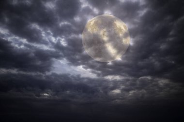 Ocercast dolunay gecesi gökyüzü