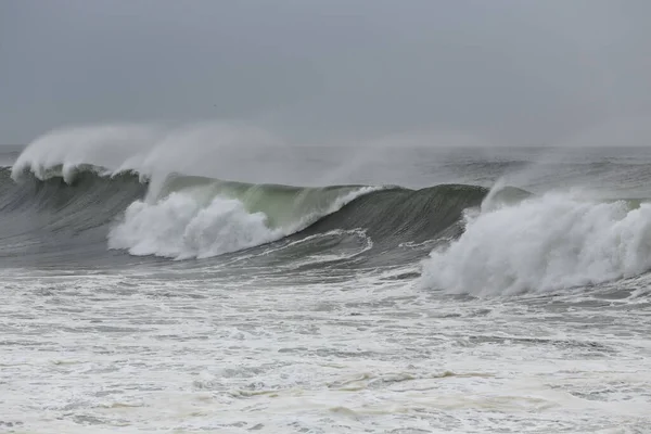 Brekende Zeegolf Met Windspray — Stockfoto