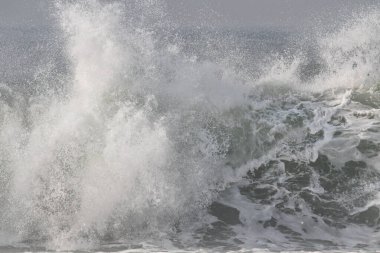 Ayrıntılı güçlü dalga sıçraması.