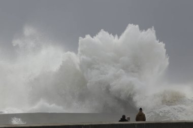 Douro nehrinin ağzında fırtına, Porto, Portekiz.