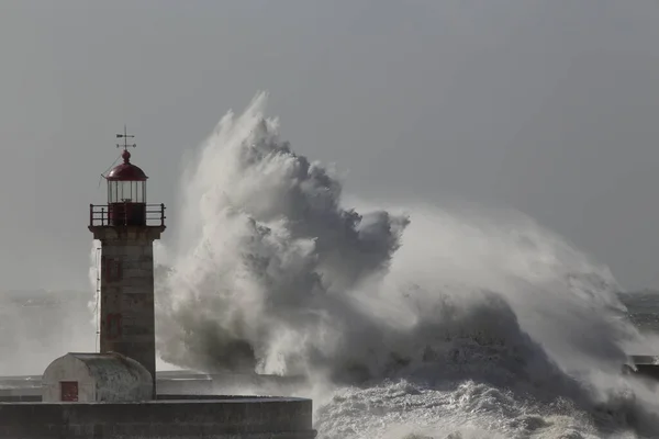 Uma Grande Onda Tempestuosa Farol Cais Foz Rio Douro Porto — Fotografia de Stock