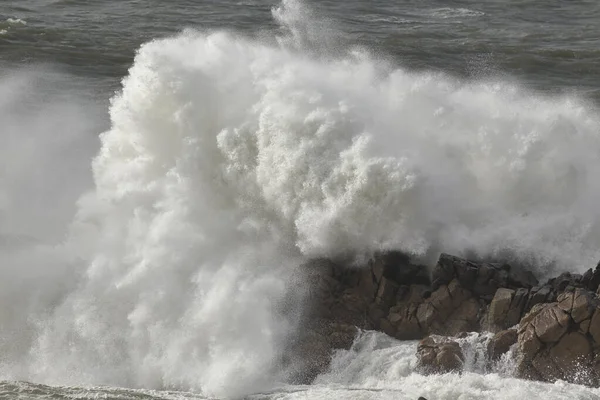 Büyük Bir Okyanus Dalgası Sıçraması Kuzey Portekiz Kıyıları — Stok fotoğraf