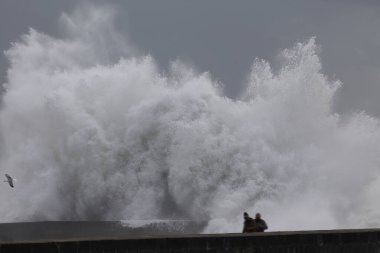 Douro nehrinin ağzında fırtına, Porto, Portekiz.