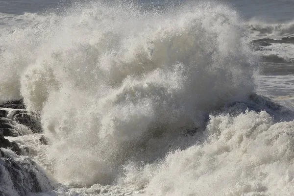 Grande Tempestade Colidindo Onda Mar Splash Dia Ensolarado Costa Rochosa — Fotografia de Stock