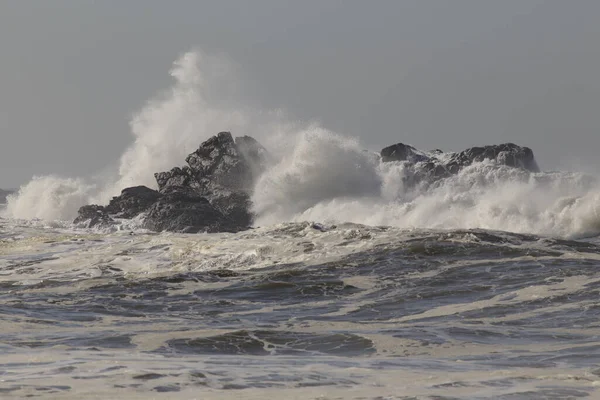 Ciężkie Morze Słoneczny Poranek Północne Portugalskie Skaliste Wybrzeże — Zdjęcie stockowe