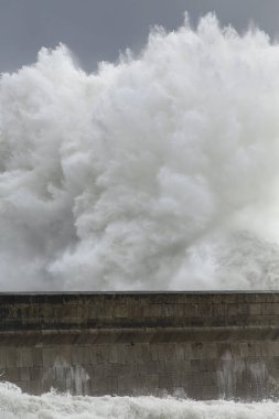 Büyük dalgalar iskele, Porto, Portekiz üzerinde sıçradı..