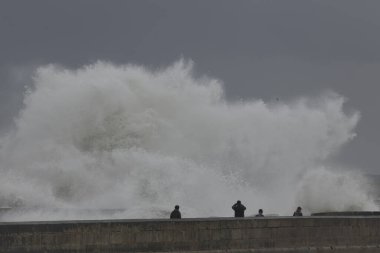 Douro nehrinin ağzında fırtına, Porto, Portekiz.
