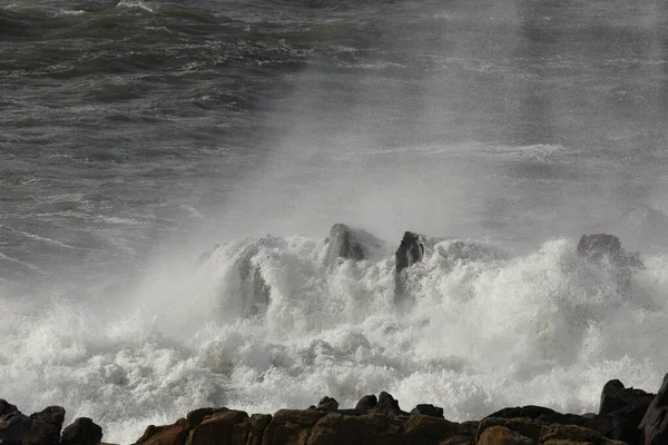 Útes Pokrytý Velkou Bouřlivou Mořskou Vlnou — Stock fotografie
