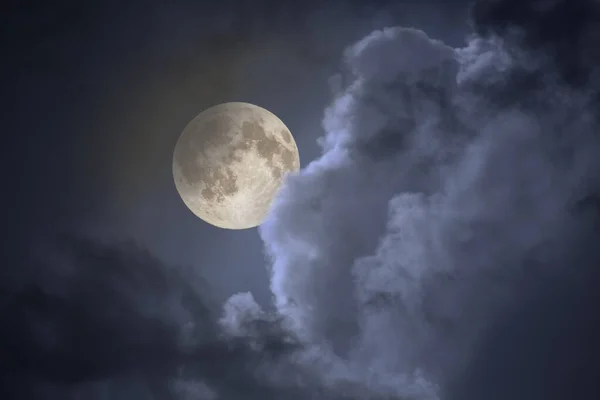 曇った夜空に満月の日が昇る — ストック写真
