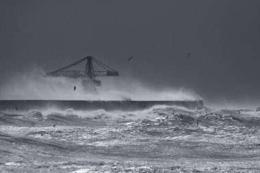 Leixolar, ağır deniz bombardımanı altında kuzey duvarını koruyorlar.