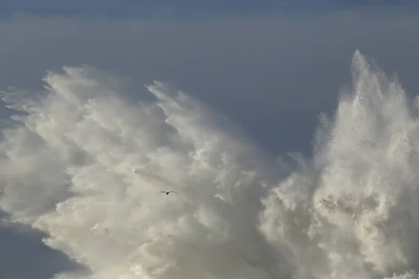Duża Fala Splash Szczegół Przed Głębokim Błękitnym Niebem — Zdjęcie stockowe