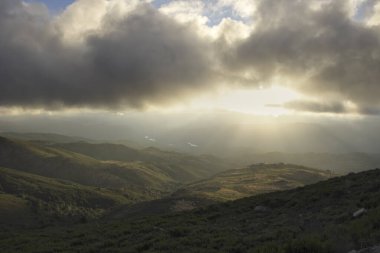 Gün batımında bulutlu dağlar Güzel bir ışıkla.
