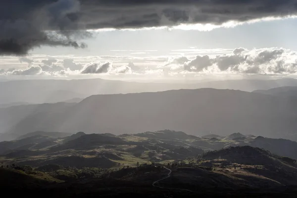 Montañas Nubladas Atardecer Con Hermosa Luz —  Fotos de Stock