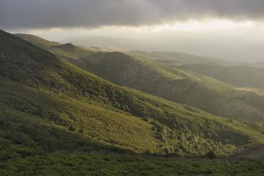 Gün batımında bulutlu dağlar Güzel bir ışıkla.
