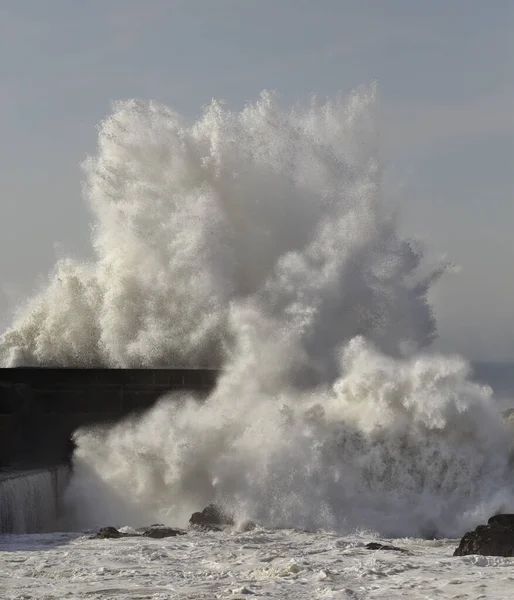 Große Welle Spritzt Gegen Seebrücke — Stockfoto
