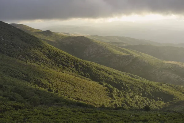 Montañas Nubladas Atardecer Con Hermosa Luz —  Fotos de Stock