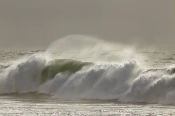 Rompere Onda Del Mare Con Spray Vento — Foto Stock