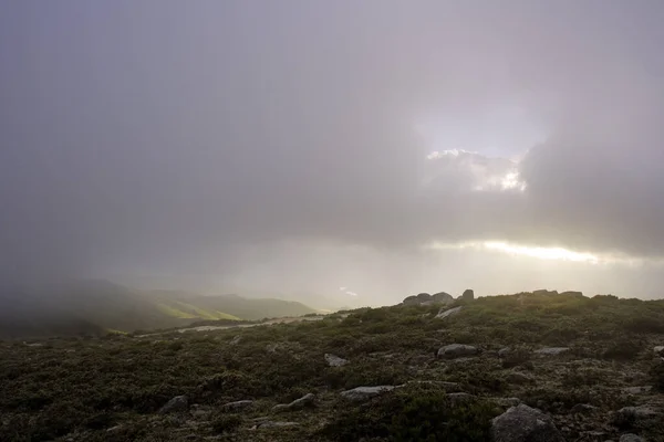 日落时分多云的群山 葡萄牙北部 — 图库照片