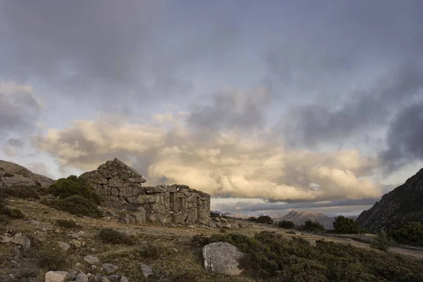 Antigua Cabaña Granito Montaña Ruina —  Fotos de Stock