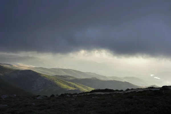Montanhas Nubladas Pôr Sol Com Luz Bonita — Fotografia de Stock
