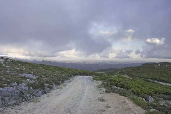 Гірська Дорога Проти Хмарного Неба — стокове фото