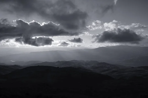 Montanhas Nubladas Pôr Sol Com Bela Luz Preto Branco Convertido — Fotografia de Stock