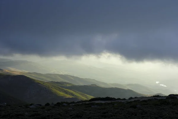 Montanhas Nubladas Pôr Sol Com Luz Bonita — Fotografia de Stock