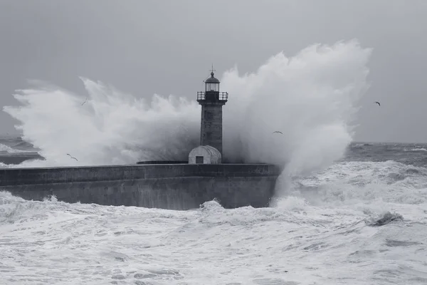 Grande Vague Éclaboussure Sur Vieux Phare Rivière Douro Porto Portugal — Photo