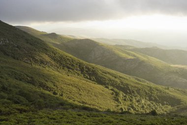 Gün batımında bulutlu dağlar Güzel bir ışıkla.