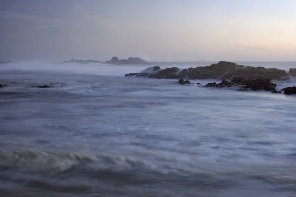 Felsiger Strand Der Abenddämmerung Lange Belichtung Nordportugiesische Felsenküste — Stockfoto