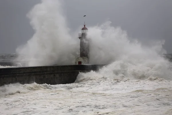 Salpicos Ondas Grandes Sobre Antigo Farol Rio Douro Porto Portugal — Fotografia de Stock