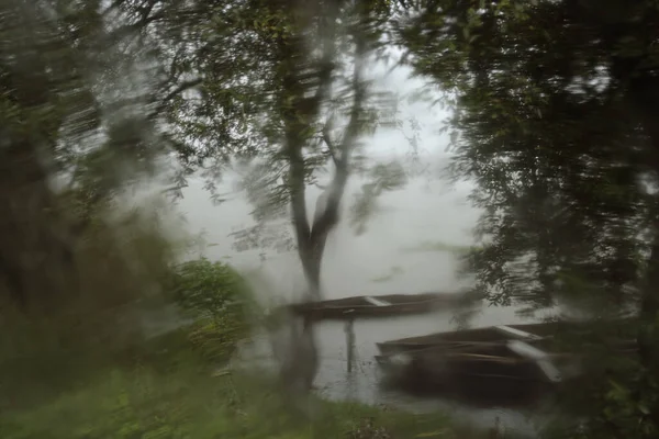 Yağmurlu Bir Günde Penceresinden Görünen Göl Teknelerle Manzara — Stok fotoğraf
