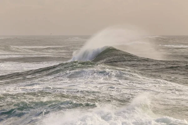 Dia Mar Áspero Vendo Onda Ruptura Com Spray — Fotografia de Stock