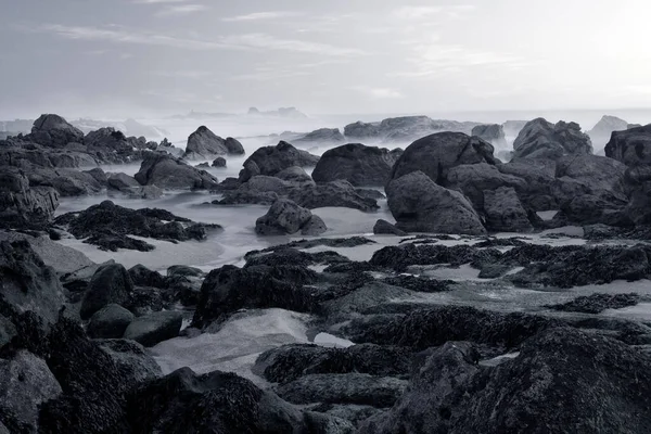 Felsiger Strand Der Abenddämmerung Lange Belichtung Nordportugiesische Felsenküste Umgewandelt Schwarz — Stockfoto