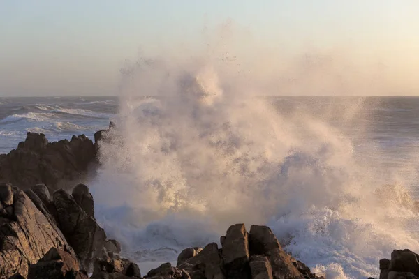 Una Gran Ola Oceánica Salpica Capa Norte Portugal — Foto de Stock
