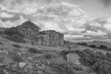 Eski harabe dağ sığınağı Geres, Portekiz 'in kuzeyi. Siyah beyaza dönüştürülmüş.