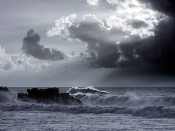 Mar Tormentoso Una Noche Nublada Con Rayos Sol Filtro Infrarrojo — Foto de Stock