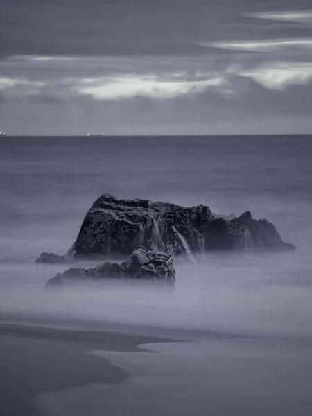 Морские Скалы Сумерках Долгое Время Тонированный Синий — стоковое фото