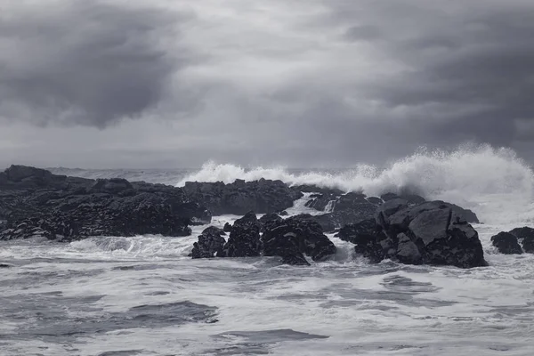 Spiaggia Rocciosa Nuvoloso Giorno Prima Della Tempesta Convertito Bianco Nero — Foto Stock