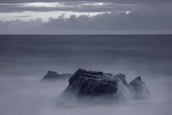 Морські Скелі Сутінках Довга Експозиція Тонований Синій — стокове фото