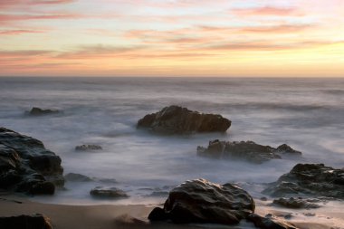 Renkli alacakaranlık. Portekiz 'in kuzeyinden Rocky plajı..