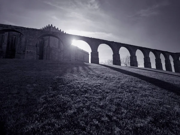 Tajemniczy Zachód Słońca Średniowiecznym Klasztorze Santa Clara Niebieski Tonowany — Zdjęcie stockowe