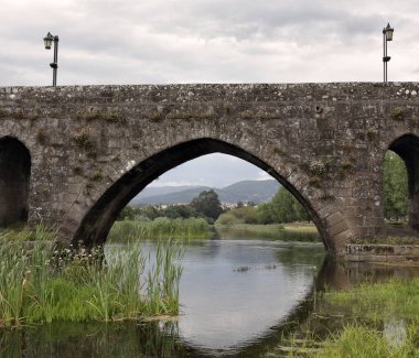 Eski granit nehir köprüsü kemeri. Ponte de Lima, Minho, Portekiz.